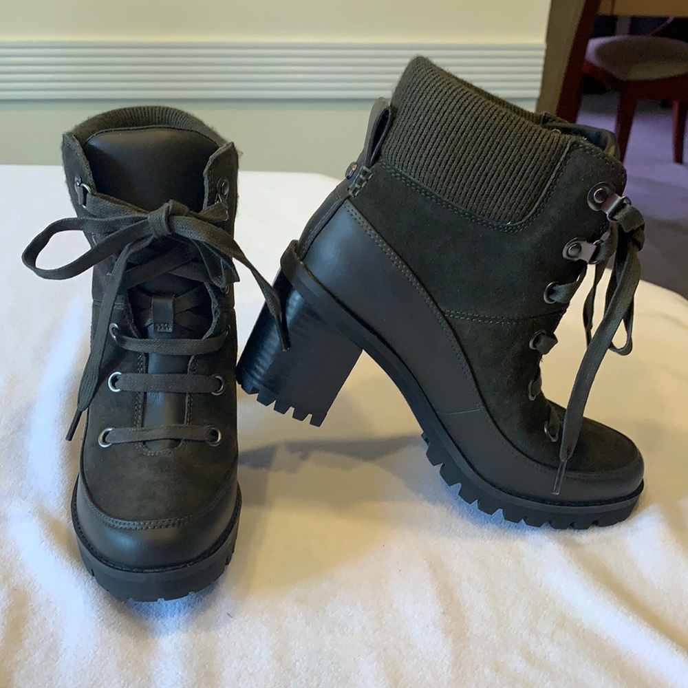 NWOT UGG Spruce green lace up boot